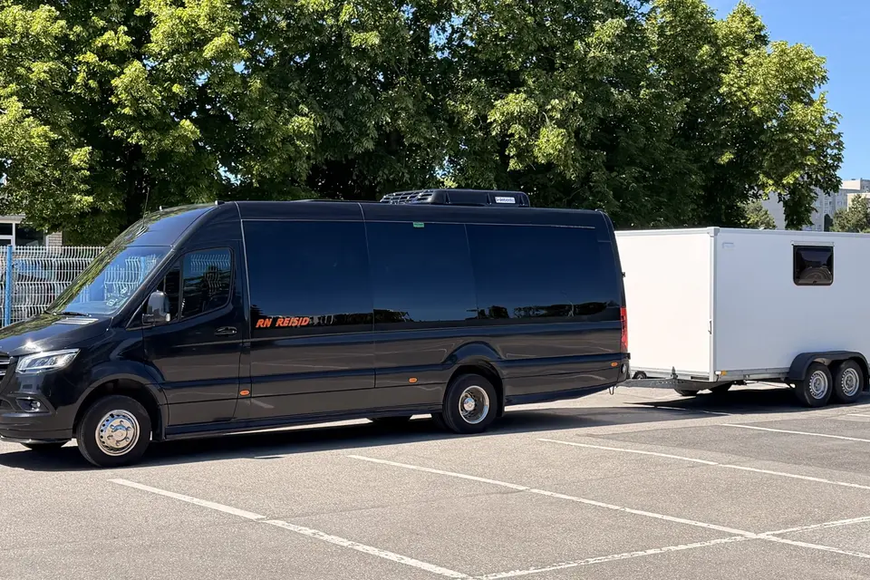 Mercedes-Benz Sprinter with the SoloTransfer equipment trailer